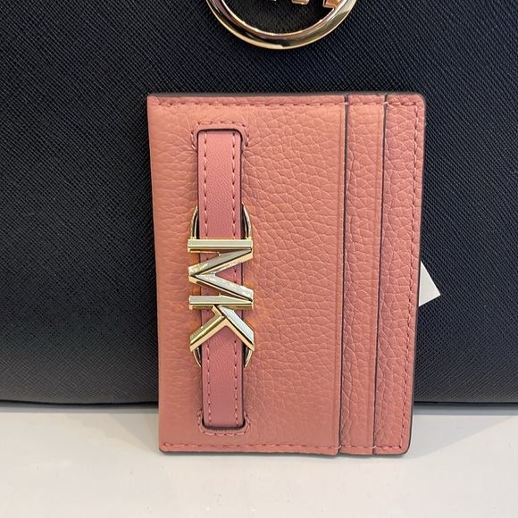 MICHAEL KORS
Reed Large Pebbled Leather Card Holder Case
Primrose 
NWT - Picture 12 of 16